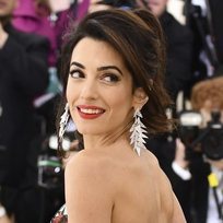 Amal Almuddin da un toque desenfadado a su elegante look