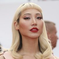 Joey Yung con un peinado futurista