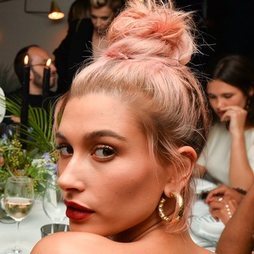 Hailey Baldwin con un moño de color rosa