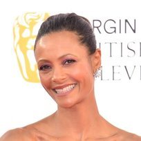 Thandie Newton no se suelta la melena