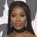 Naomi Campbell apuesta por colores oscuros