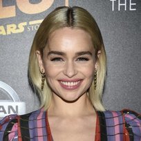 Emilia Clarke encandila con un look muy natural