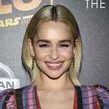 Emilia Clarke encandila con un look muy natural