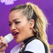 Rita Ora con una espectacular coleta