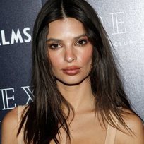 Emily Ratajkowski se pasa con el colorete