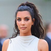 Kim Kardashian sigue fiel al maquillaje oscuro