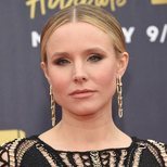 Kristen Bell opta por los tonos dorados