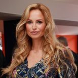 Adriana Karembeu, más guapa que nunca