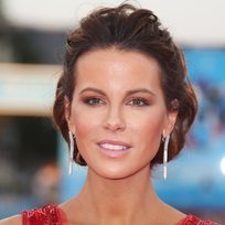 Kate Beckinsale eclipsa en la alfombra roja