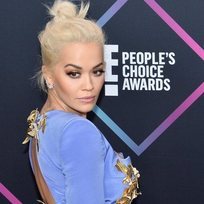 El moño desecho de Rita Ora