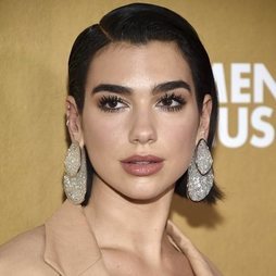 Los maxi pendientes de Dua Lipa