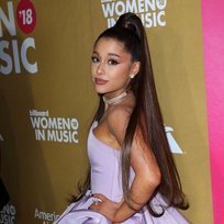 La raya y el semirecogido típicos de Ariana Grande