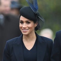 El moño lateral y el tocado de plumas de Meghan Markle