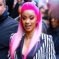 Cardi B se pasa al rosa