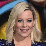 A Elizabeth Banks le favorece el azul