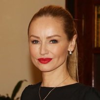 Adriana Karembeu, de supermodelo a súper elegante