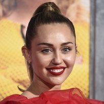 Miley Cyrus impresiona en la red carpet