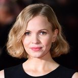 Kate Phillips y un beauty look muy poco destacable