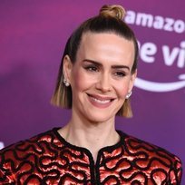 El moño alto no es para Sarah Paulson