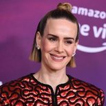 El moño alto no es para Sarah Paulson