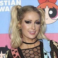 Paris Hilton y un maquillaje de fantasía