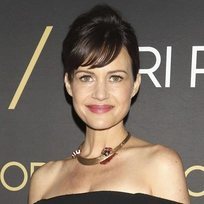 Carla Gugino nos recuerda a Audrey Hepburn