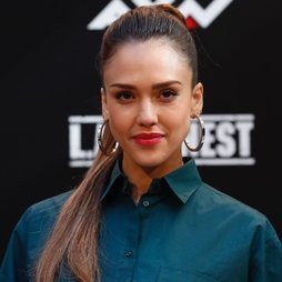 Copia la coleta de Jessica Alba que más favorece a tu rostro