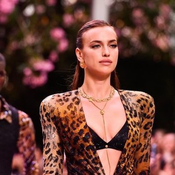El radiante maquillaje de Irina Shayk para Versace