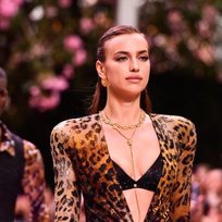 El radiante maquillaje de Irina Shayk para Versace