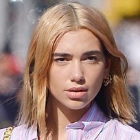 Dua Lipa vuelve al rubio