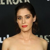 El elegante maquillaje de Lizzy Caplan