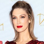 Delta Goodrem demuestra que el labial rojo nunca pasa de moda