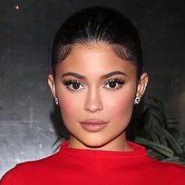 Kylie Jenner cautiva nuevamente con su beauty look