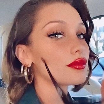 El labial rojo de Bella Hadid para días grises