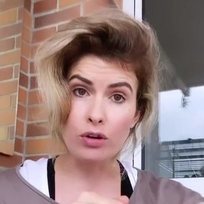 El tupé de Adriana Abenia
