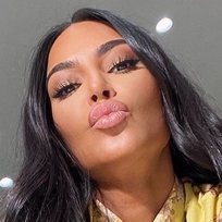 La perfecta larga melena de Kim Kardashian