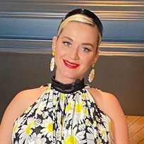 Katy Perry se echa años encima